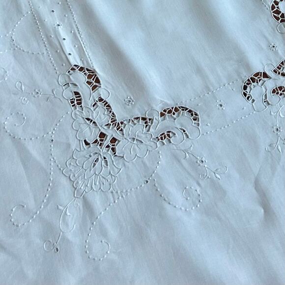 Vintage White Cutwork 97” x 62” Tablecloth Set w/ 6 Embroidered Napkins - Picture 4 of 16